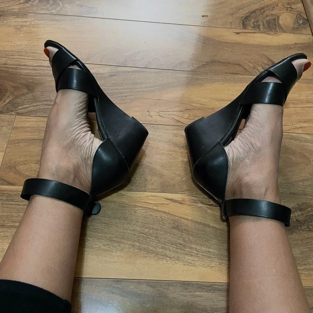 Steve Madden Elegant Black Wedge Sandals NEW IN BOX size 7.5